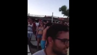 La turista spompina un italiano in pubblico e viene derisa da tutti