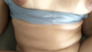 Novinha rabuda não aguentou de tesão e deu a bucetinha na sala enquanto todos dormiam