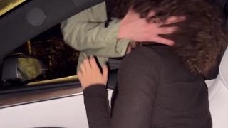 GIOVANE TROIA ha voglia di cazzo, SUO MARITO cuck LA FA SCOPARE CON UNO SCONOSCIUTO in auto!